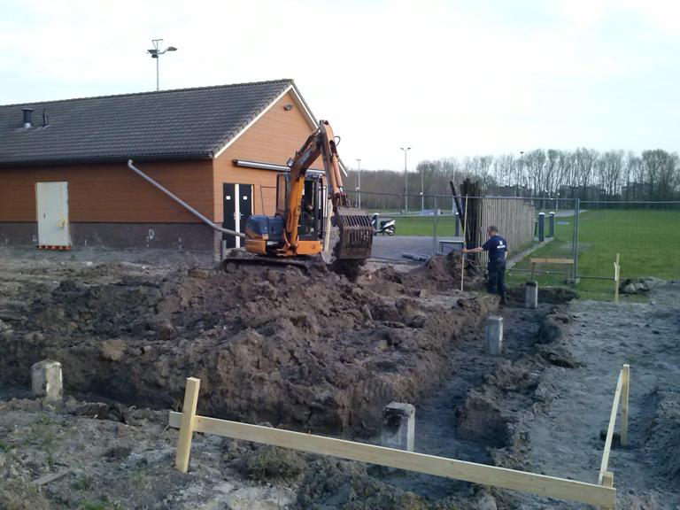 De uitbreiding van ons clubgebouw is nu echt begonnen, de heipalen zijn geslagen.