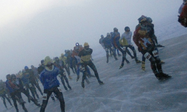 STG Eendracht leden schaatsen de Alternatieve Elfstedentocht op de Weissenee in Oostenrijk uit.