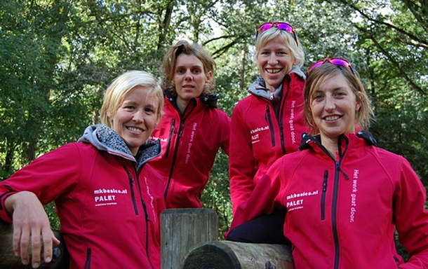 Palet Schilderwerken nieuwe hoofdsponsor van dames schaatsmarathonteam.