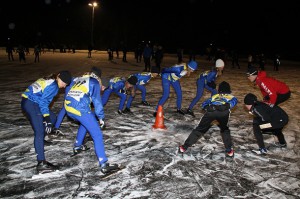 Wieteke wijst op de juiste schaatshouding & afzet