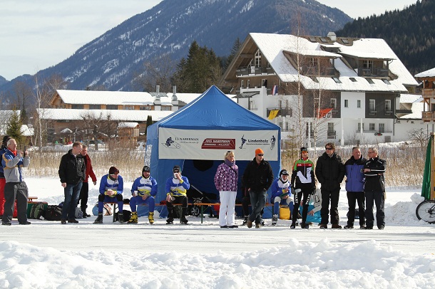 Schaatsers rijden Aternatieve Elfstedentocht op Weissensee uit