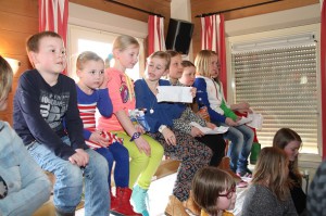 De kinderen zitten klaar met hun vragen