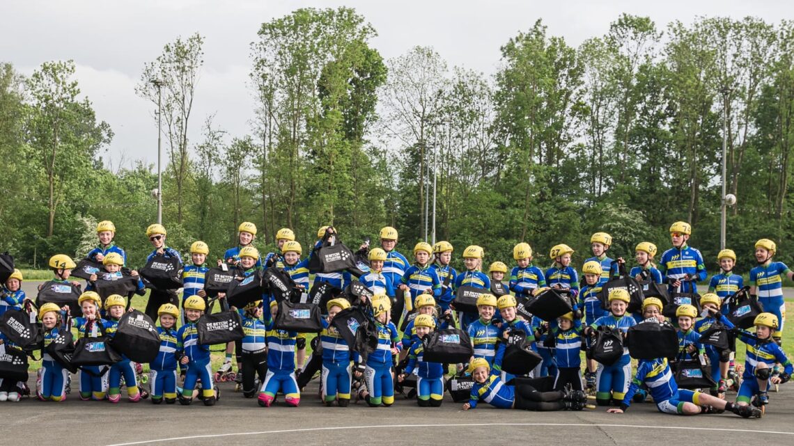 Jeugdleden STG de Eendracht worden verwend met nieuwe tassen.