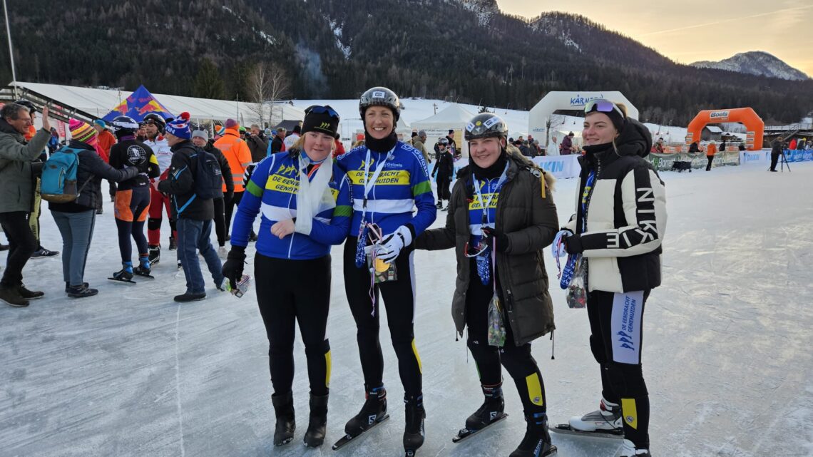Schaatsers rijden op de Weissensee in Oostenrijk Schaatsers rijden op de Weissensee in Oostenrijk