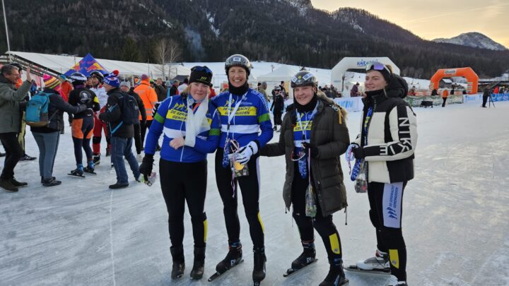 Schaatsers rijden op de Weissensee in Oostenrijk