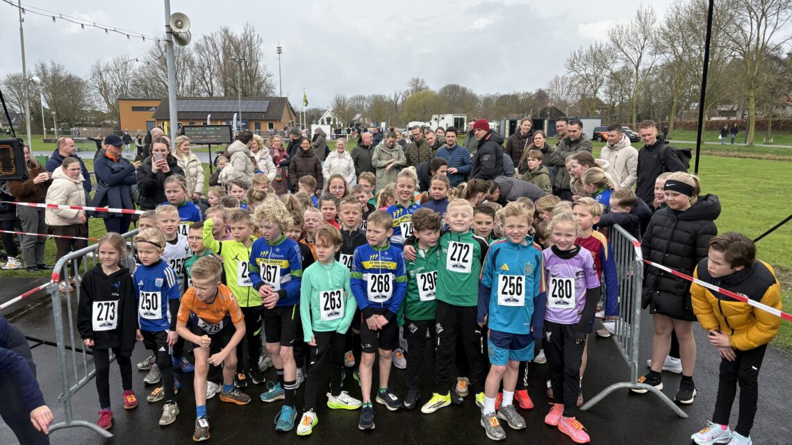 220 Deelnemers aan de start bij winterrun in Genemuiden